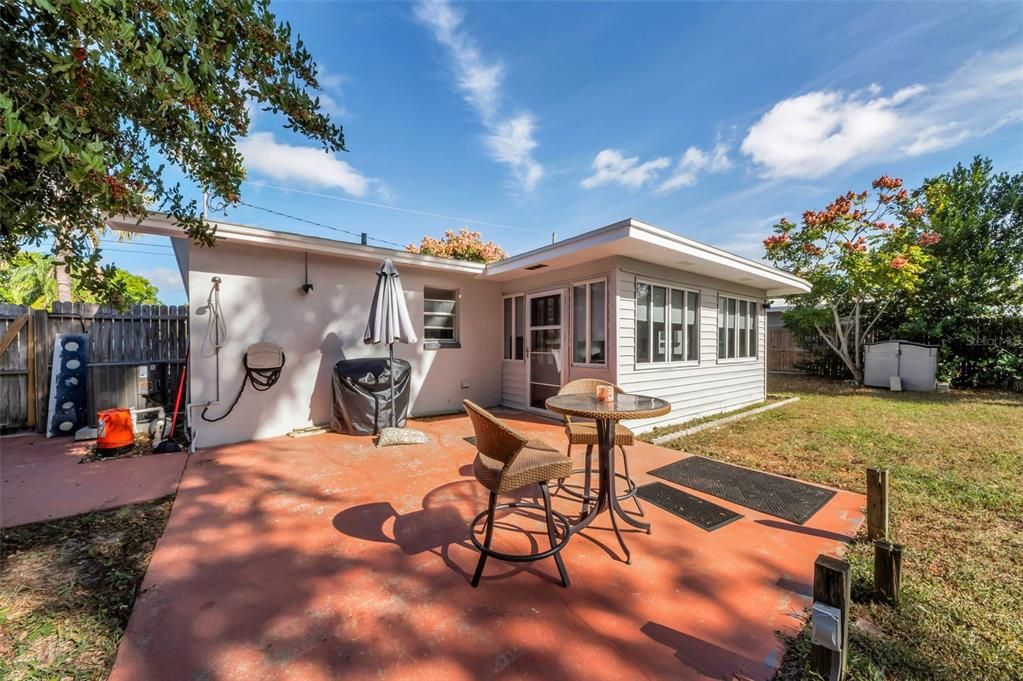 合同活跃: $305,000 (2 贝兹, 2 浴室, 1121 平方英尺)