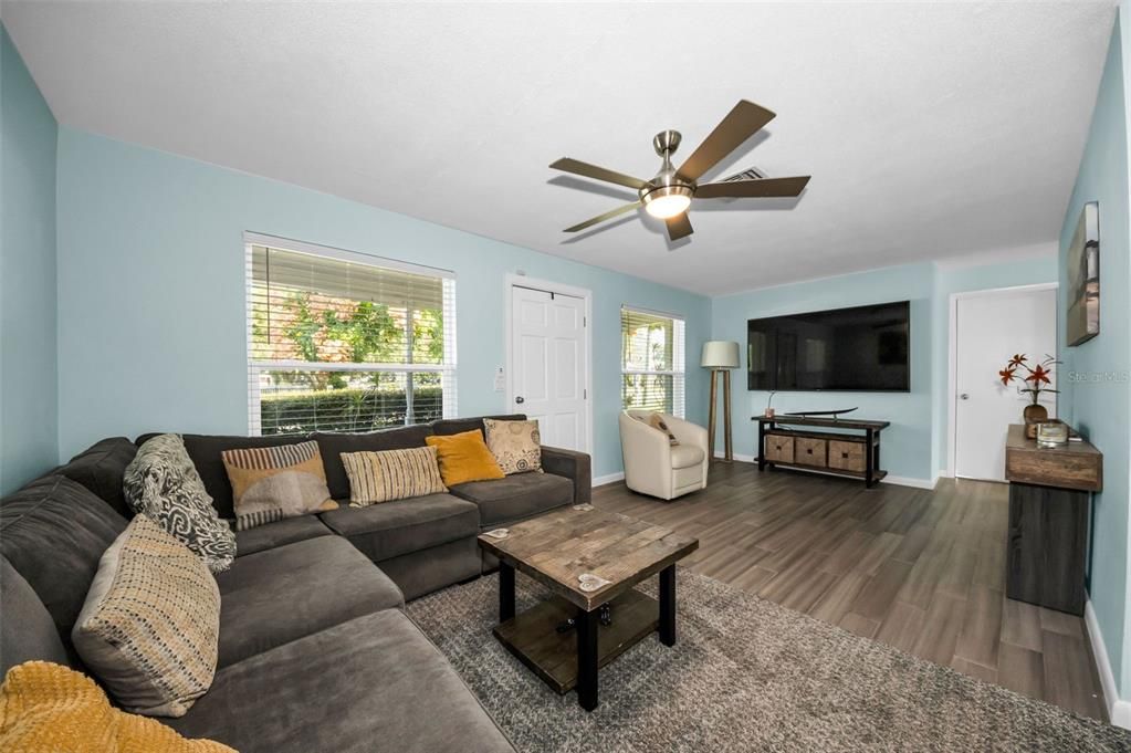 合同活跃: $305,000 (2 贝兹, 2 浴室, 1121 平方英尺)