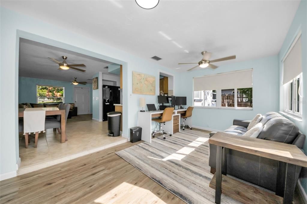 合同活跃: $305,000 (2 贝兹, 2 浴室, 1121 平方英尺)