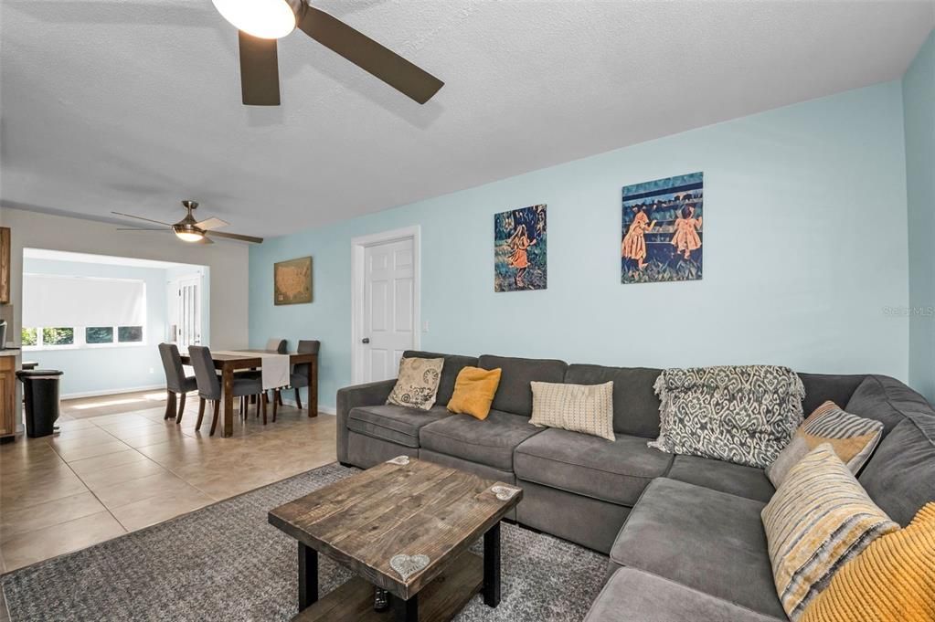 合同活跃: $305,000 (2 贝兹, 2 浴室, 1121 平方英尺)