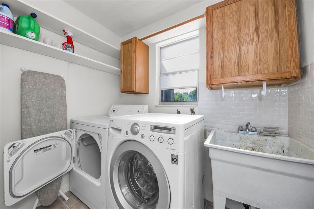 合同活跃: $305,000 (2 贝兹, 2 浴室, 1121 平方英尺)