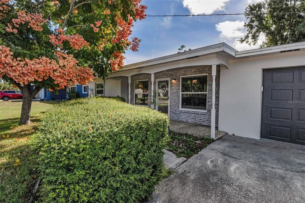 合同活跃: $305,000 (2 贝兹, 2 浴室, 1121 平方英尺)