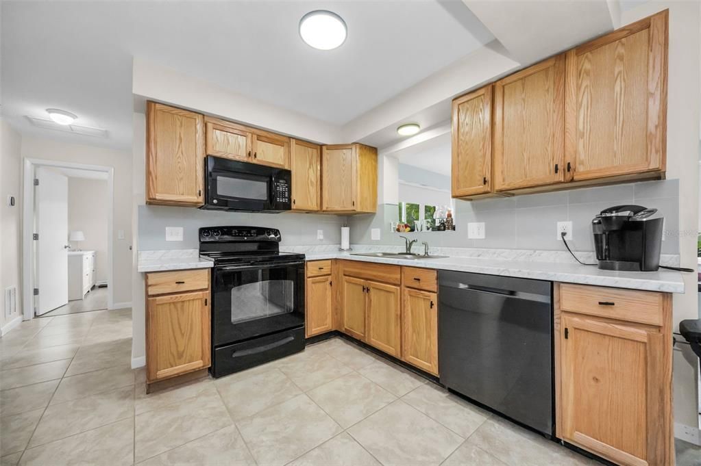 合同活跃: $305,000 (2 贝兹, 2 浴室, 1121 平方英尺)