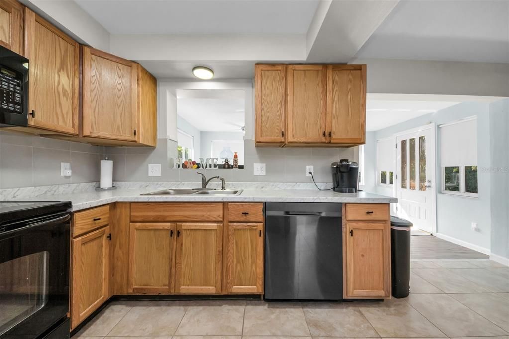 合同活跃: $305,000 (2 贝兹, 2 浴室, 1121 平方英尺)