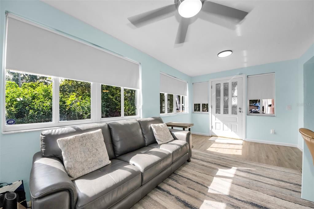 合同活跃: $305,000 (2 贝兹, 2 浴室, 1121 平方英尺)