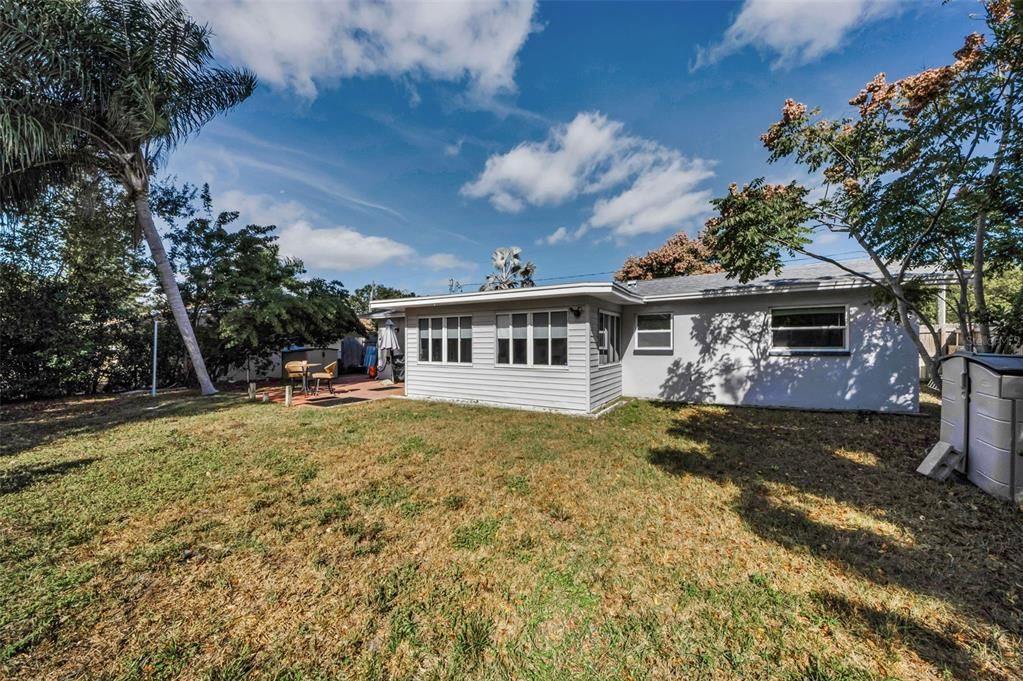 合同活跃: $305,000 (2 贝兹, 2 浴室, 1121 平方英尺)