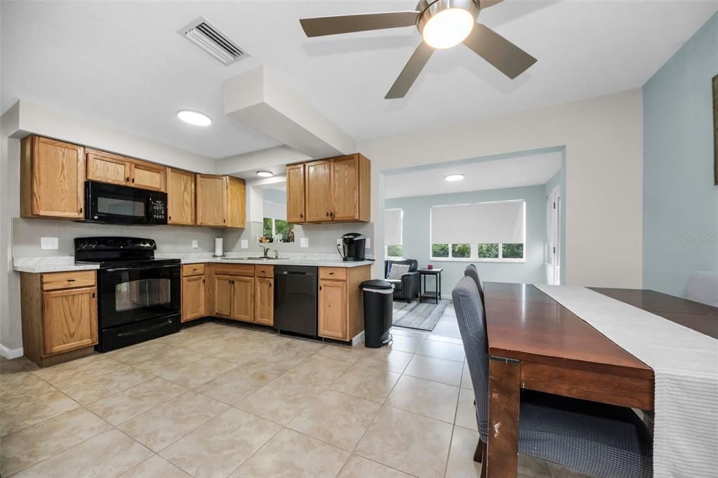 合同活跃: $305,000 (2 贝兹, 2 浴室, 1121 平方英尺)