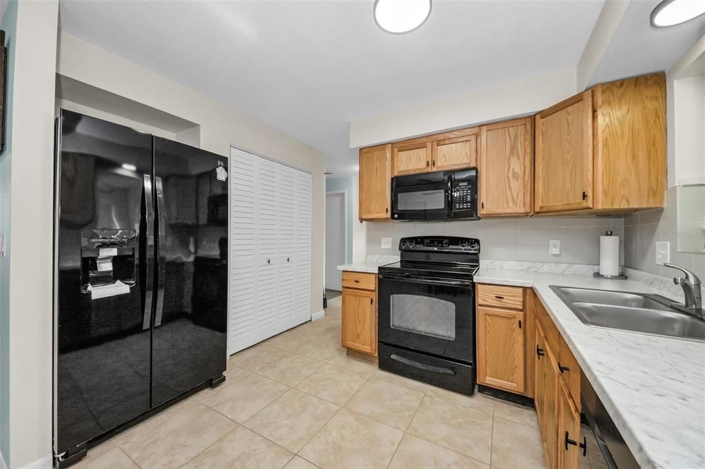 合同活跃: $305,000 (2 贝兹, 2 浴室, 1121 平方英尺)