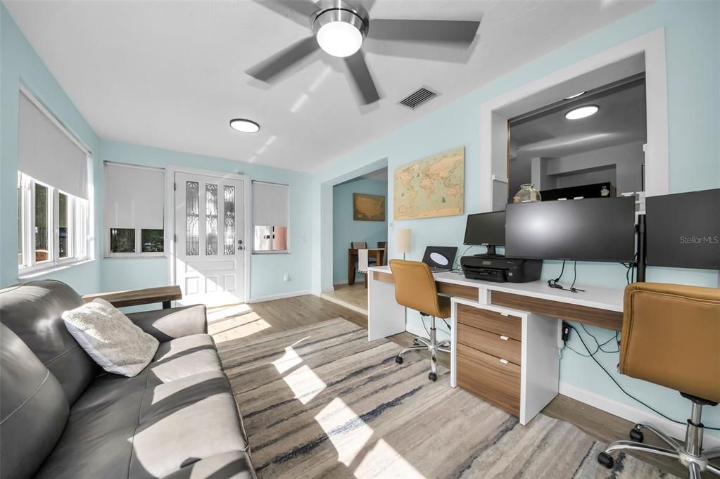 合同活跃: $305,000 (2 贝兹, 2 浴室, 1121 平方英尺)