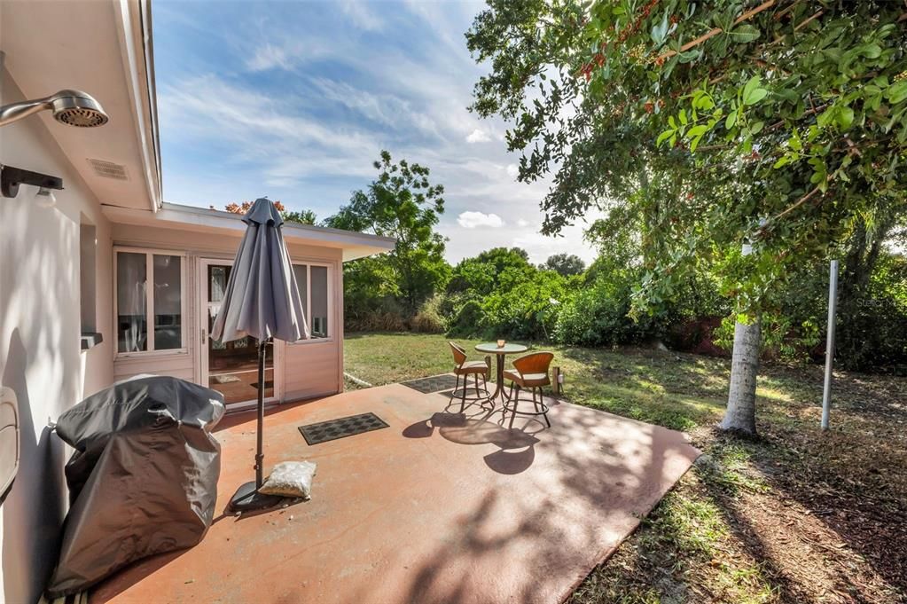 合同活跃: $305,000 (2 贝兹, 2 浴室, 1121 平方英尺)