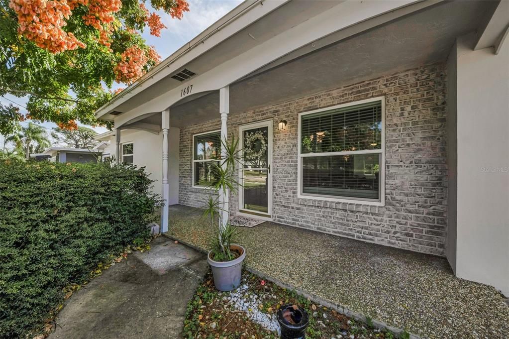 合同活跃: $305,000 (2 贝兹, 2 浴室, 1121 平方英尺)