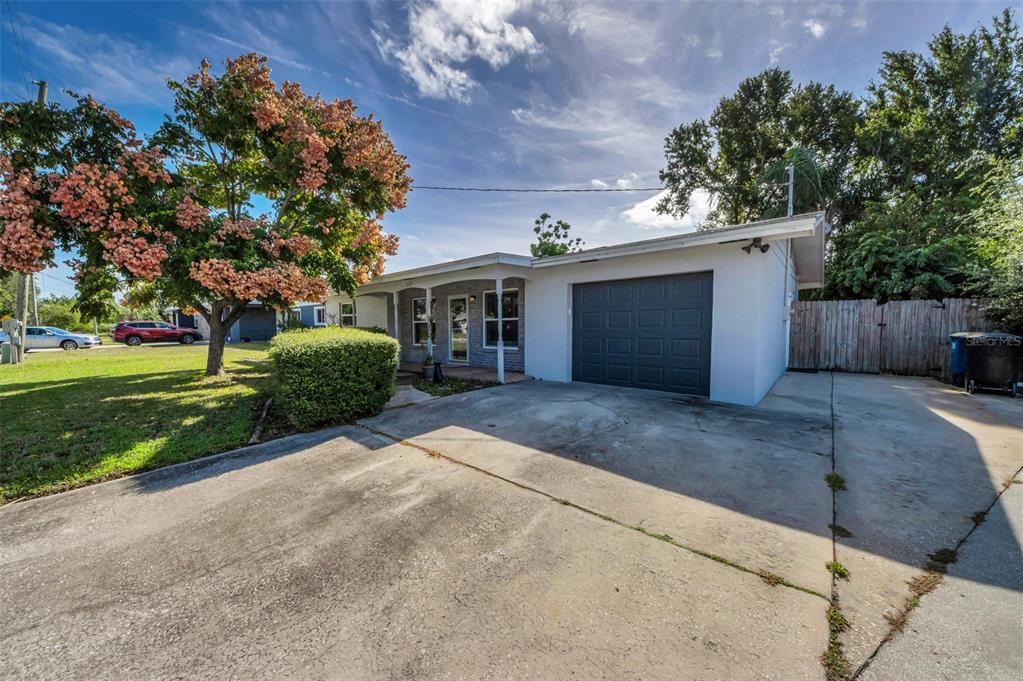 合同活跃: $305,000 (2 贝兹, 2 浴室, 1121 平方英尺)