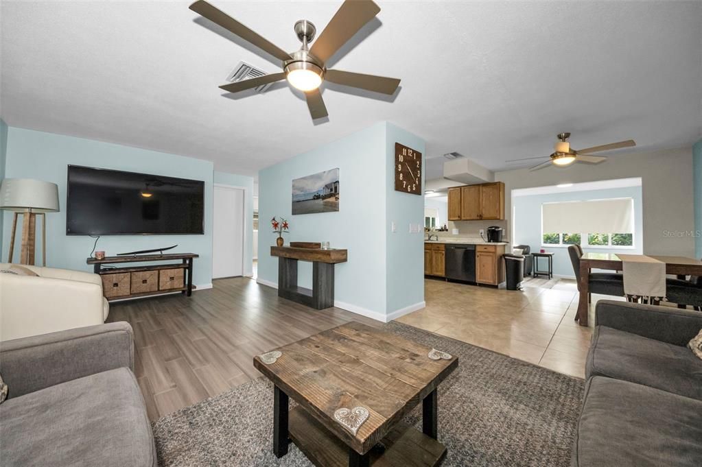 合同活跃: $305,000 (2 贝兹, 2 浴室, 1121 平方英尺)