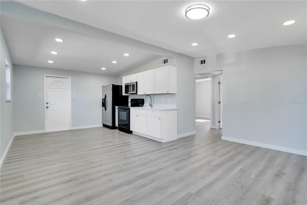 合同活跃: $260,000 (2 贝兹, 1 浴室, 768 平方英尺)