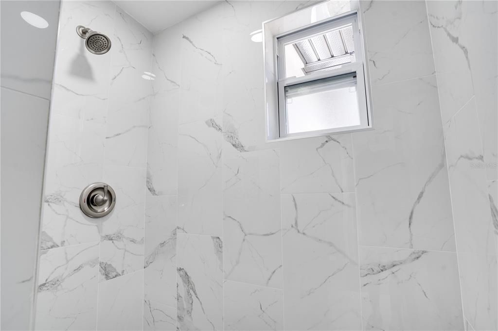 合同活跃: $260,000 (2 贝兹, 1 浴室, 768 平方英尺)