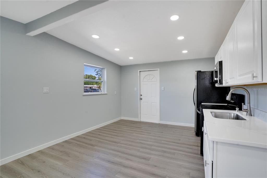 合同活跃: $260,000 (2 贝兹, 1 浴室, 768 平方英尺)