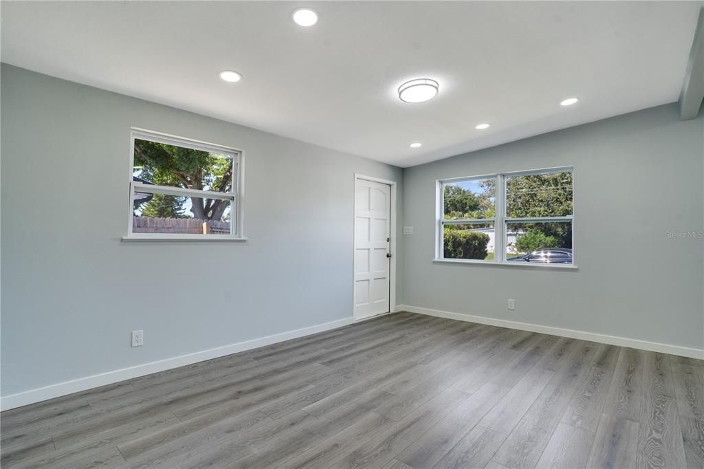 合同活跃: $260,000 (2 贝兹, 1 浴室, 768 平方英尺)