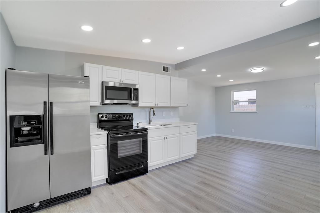 合同活跃: $260,000 (2 贝兹, 1 浴室, 768 平方英尺)