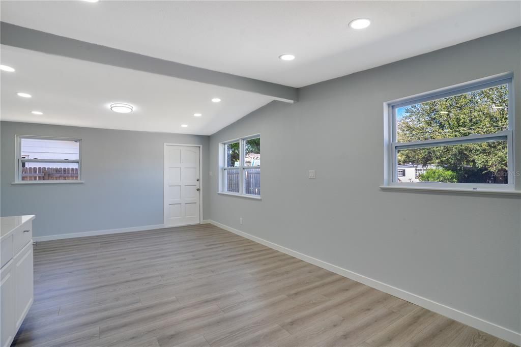 合同活跃: $260,000 (2 贝兹, 1 浴室, 768 平方英尺)