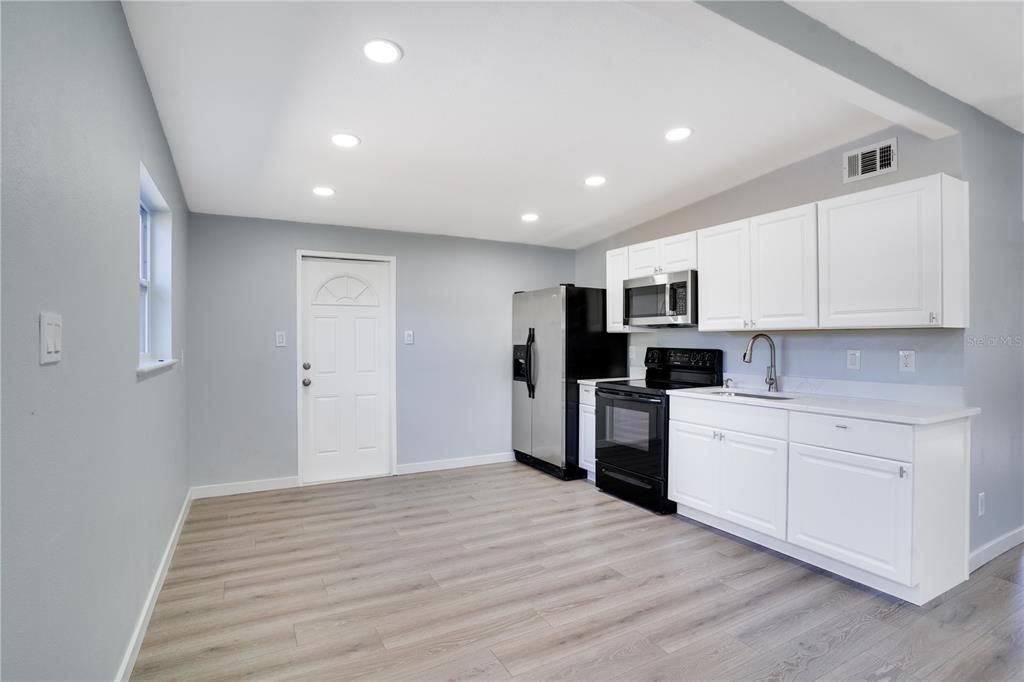 合同活跃: $260,000 (2 贝兹, 1 浴室, 768 平方英尺)