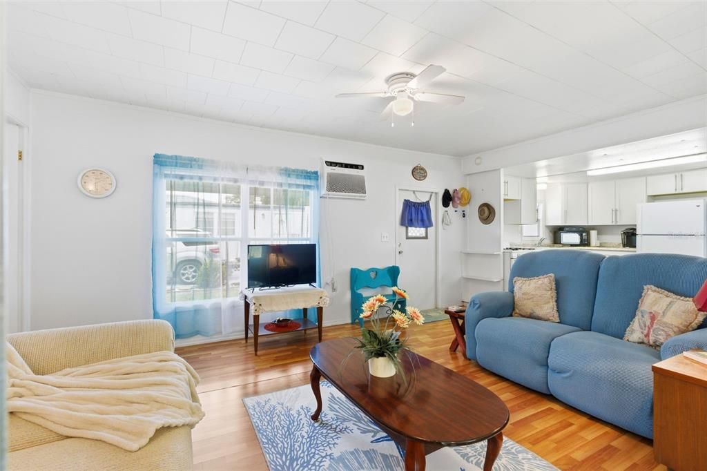 На продажу: $85,000 (2 спален, 1 ванн, 852 Квадратных фут)