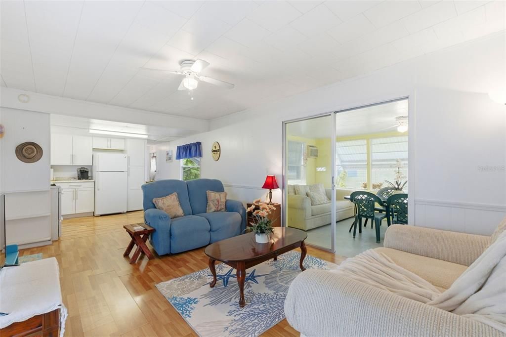 На продажу: $85,000 (2 спален, 1 ванн, 852 Квадратных фут)