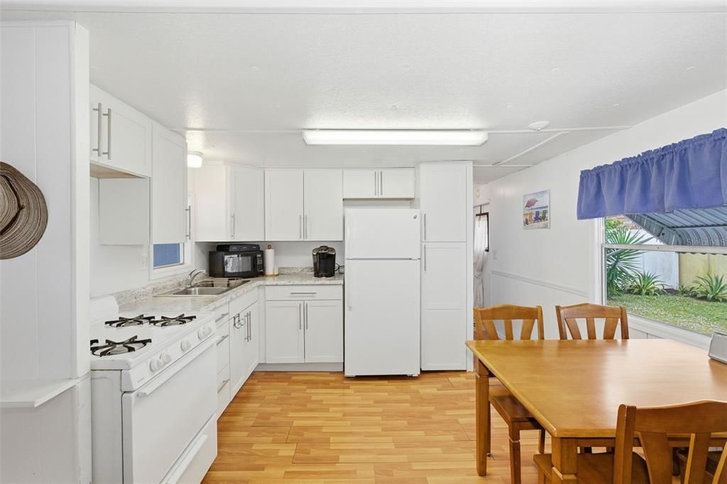 На продажу: $85,000 (2 спален, 1 ванн, 852 Квадратных фут)