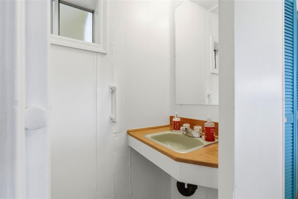 На продажу: $85,000 (2 спален, 1 ванн, 852 Квадратных фут)