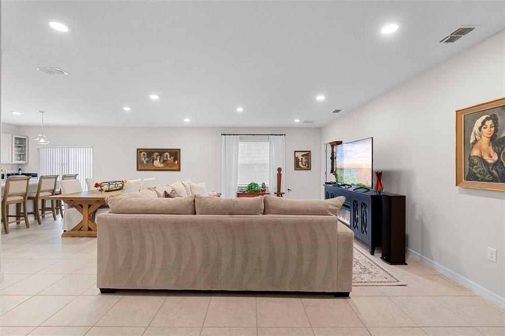 待售: $375,000 (4 贝兹, 2 浴室, 1854 平方英尺)