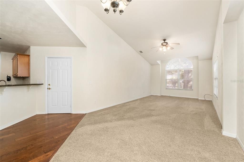 待售: $245,000 (2 贝兹, 2 浴室, 1243 平方英尺)