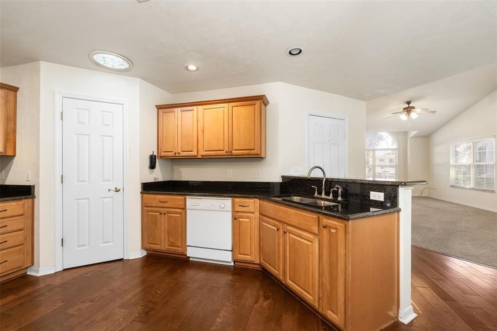 待售: $245,000 (2 贝兹, 2 浴室, 1243 平方英尺)