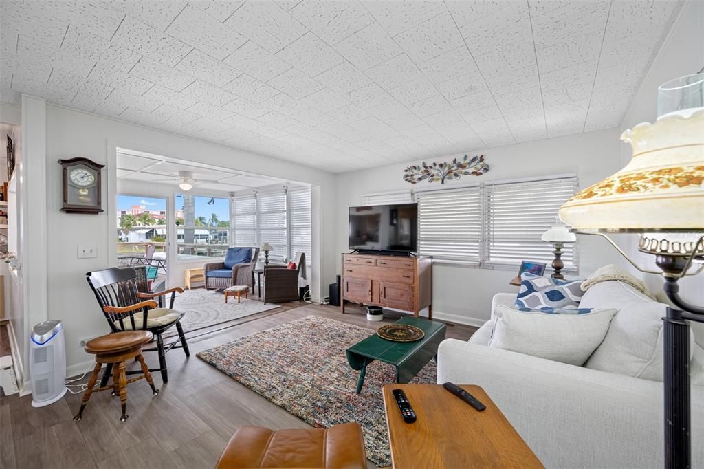 На продажу: $249,900 (2 спален, 2 ванн, 1008 Квадратных фут)