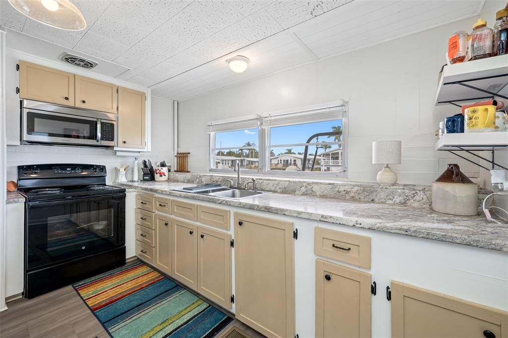 На продажу: $249,900 (2 спален, 2 ванн, 1008 Квадратных фут)