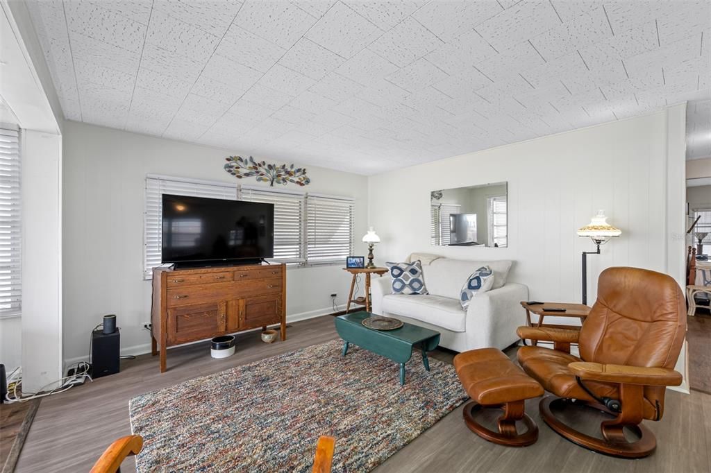 На продажу: $249,900 (2 спален, 2 ванн, 1008 Квадратных фут)