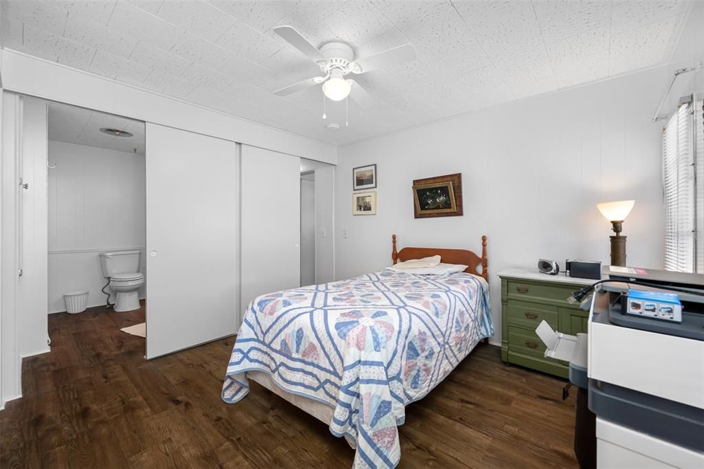 На продажу: $249,900 (2 спален, 2 ванн, 1008 Квадратных фут)