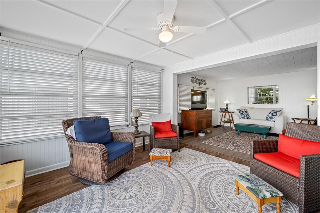 На продажу: $249,900 (2 спален, 2 ванн, 1008 Квадратных фут)