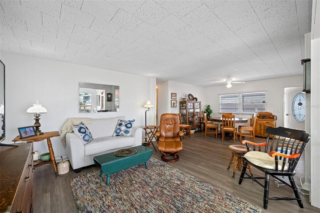 На продажу: $249,900 (2 спален, 2 ванн, 1008 Квадратных фут)