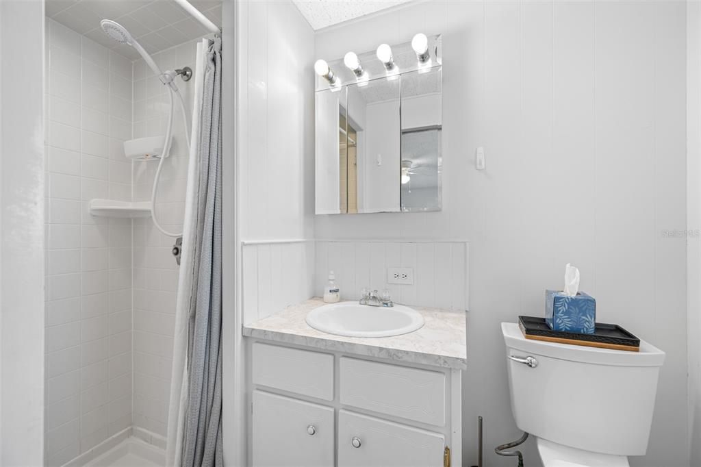 На продажу: $249,900 (2 спален, 2 ванн, 1008 Квадратных фут)