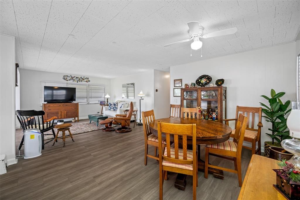 На продажу: $249,900 (2 спален, 2 ванн, 1008 Квадратных фут)