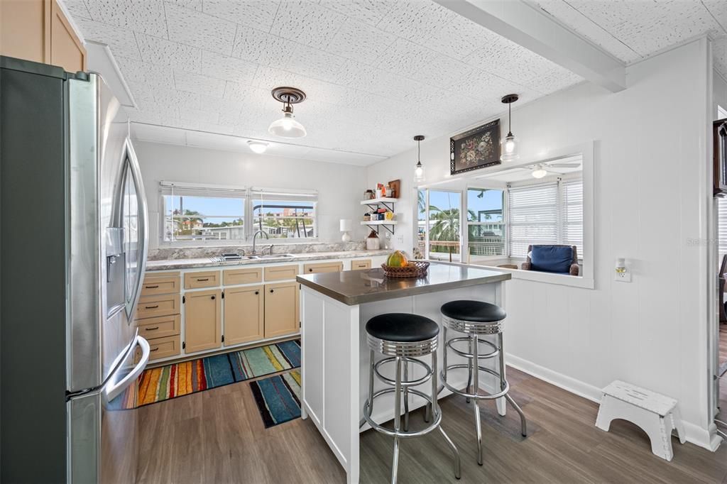 На продажу: $249,900 (2 спален, 2 ванн, 1008 Квадратных фут)