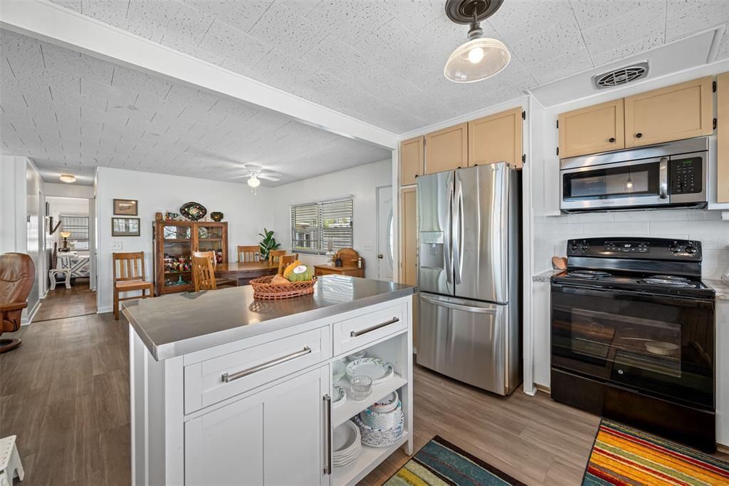 На продажу: $249,900 (2 спален, 2 ванн, 1008 Квадратных фут)