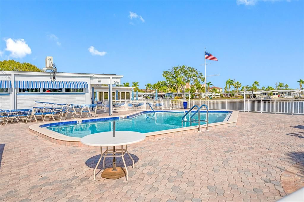 На продажу: $249,900 (2 спален, 2 ванн, 1008 Квадратных фут)