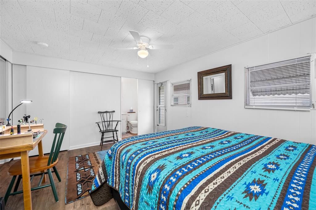 На продажу: $249,900 (2 спален, 2 ванн, 1008 Квадратных фут)