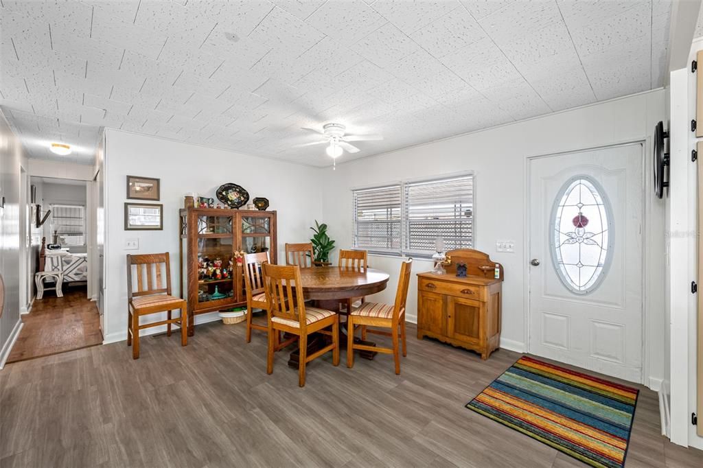 На продажу: $249,900 (2 спален, 2 ванн, 1008 Квадратных фут)