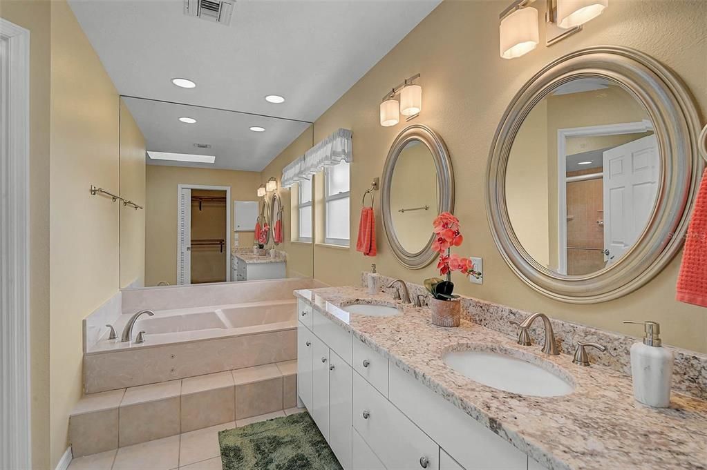 En Venta: $1,050,000 (3 camas, 3 baños, 2595 Pies cuadrados)