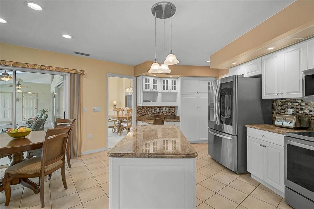 En Venta: $1,050,000 (3 camas, 3 baños, 2595 Pies cuadrados)