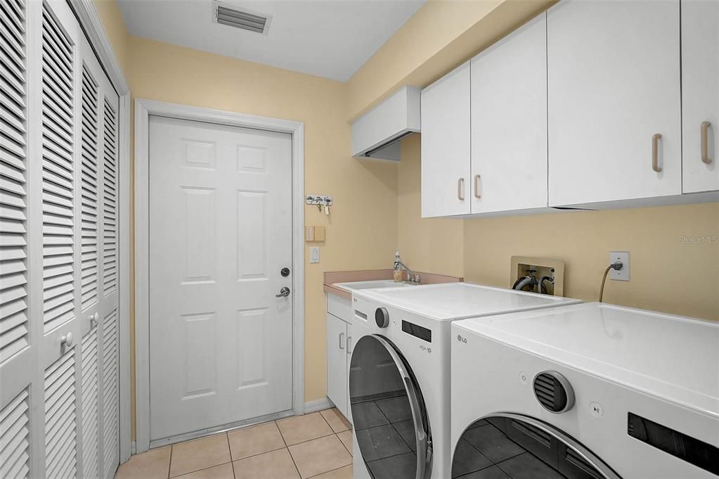 En Venta: $1,050,000 (3 camas, 3 baños, 2595 Pies cuadrados)