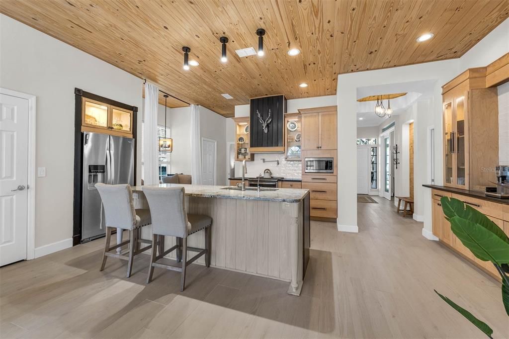 合同活跃: $949,000 (3 贝兹, 2 浴室, 1860 平方英尺)