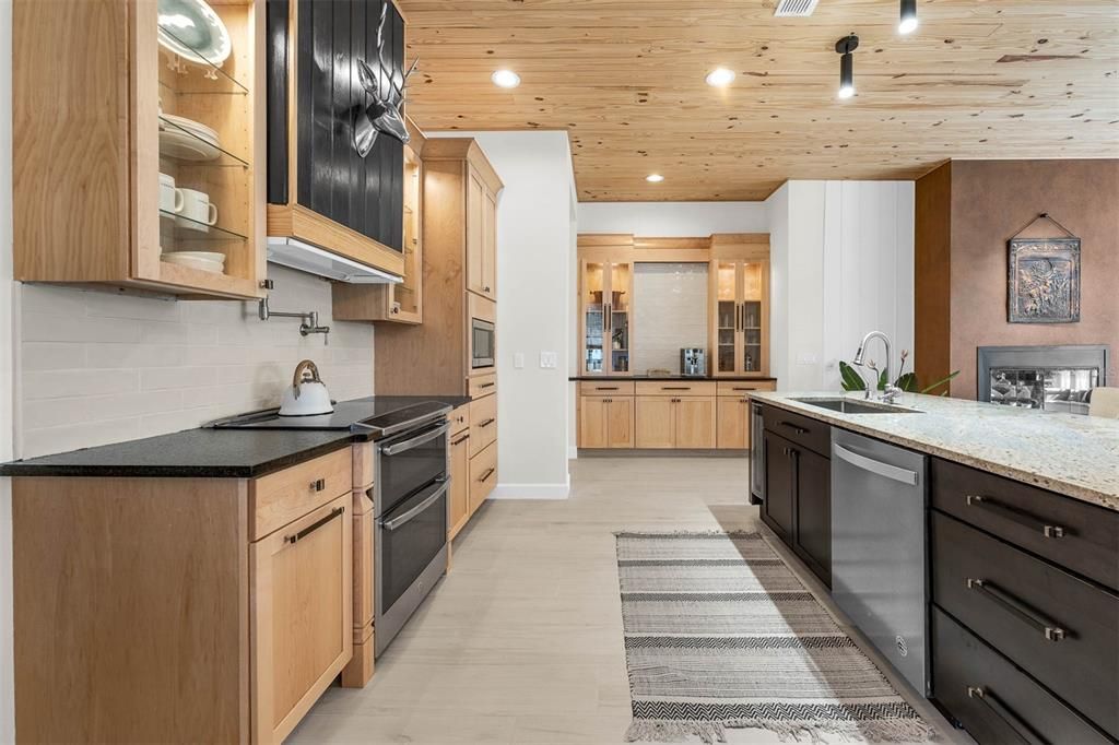 合同活跃: $949,000 (3 贝兹, 2 浴室, 1860 平方英尺)