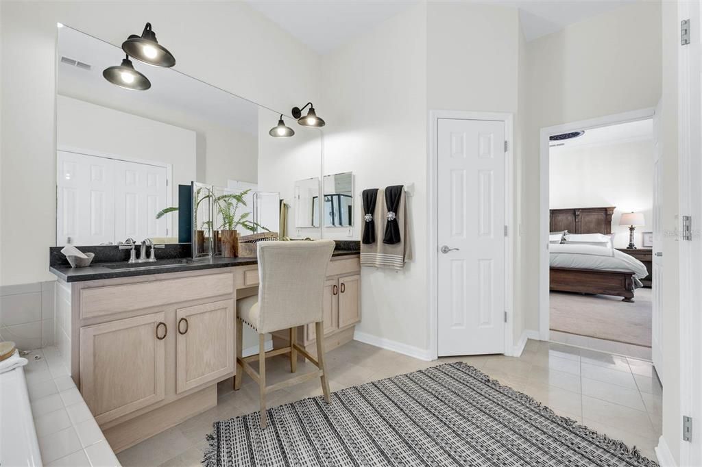 合同活跃: $949,000 (3 贝兹, 2 浴室, 1860 平方英尺)